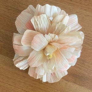 Elegant Pale Coral Palm Lei Po